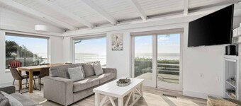 Breathtaking Panormamic Ocean and Beach Views, Pet Friendly, Hot Tub, Close to Casino and Shopping