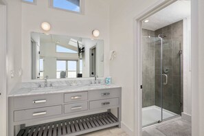 Een douche, een haardroger, handdoeken, shampoo