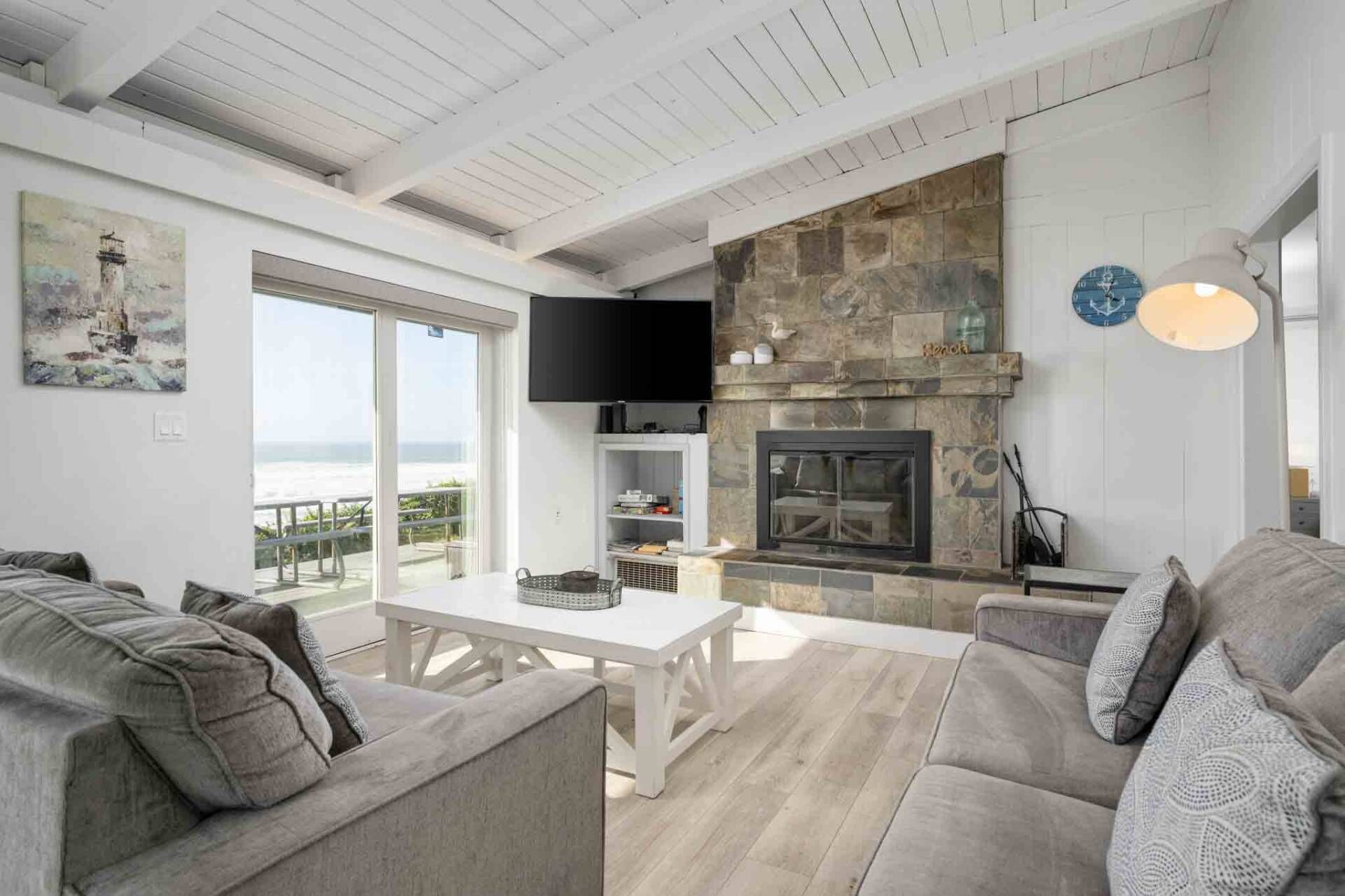 TV connectée, cheminée, lecteur de DVD