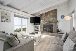 Een smart-tv, een open haard en een dvd-speler