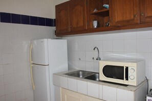 Réfrigérateur, micro-ondes, plaque de cuisson, cafetiÚre/bouilloire