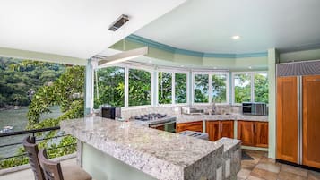 Jääkaappi, mikroaaltouuni, uuni, liesi