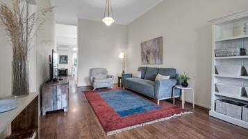 Tv, eldstad och kontor