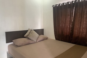 Free WiFi, bed sheets - Hotel O Amas Syariah (Parepare)