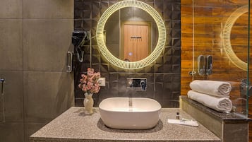 Deluxe Double Room | Bathroom | Hair dryer, slippers