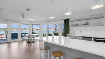 Réfrigérateur, micro-ondes, plaque de cuisson, lave-vaisselle