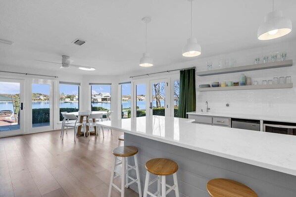 Fridge, microwave, stovetop, dishwasher - Summer Breeze-Lakefront w/pool, hot tub, & kayaks (Granite Shoals)