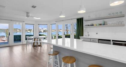 Summer Breeze-Lakefront w/pool, hot tub, & kayaks