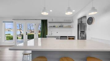 Réfrigérateur, micro-ondes, plaque de cuisson, lave-vaisselle