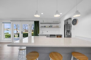 Fridge, microwave, stovetop, dishwasher - Summer Breeze-Lakefront w/pool, hot tub, & kayaks (Granite Shoals)