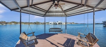 Summer Breeze-Lakefront w/pool, hot tub, & kayaks