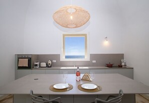 Kühlschrank, Ofen, Geschirrspüler, Wasserkocher mit Kaffee-/Teezubehör