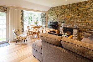 TV, fireplace, offices - Beautiful Cottage nr Perranporth, Private Parking (Perranzabuloe)