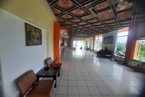 Lobby sitting area - Capital O 93733 Hotel Linggarjati Kuningan (Cilimus)
