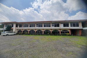 Exterior - Capital O 93733 Hotel Linggarjati Kuningan (Cilimus)