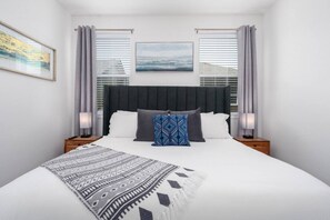 2 bedrooms, desk, iron/ironing board, travel cot - Family Escape w/ Garage, Pool & Park (Pelham)