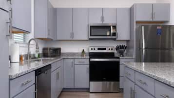 Refrigerador, microondas, horno, placa de cocina