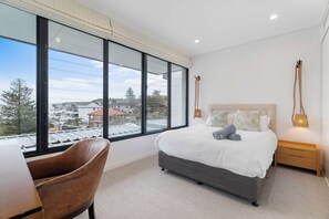 3 bedrooms, desk, iron/ironing board, WiFi