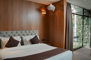 Luxury Suite | In-room safe, iron/ironing board, free WiFi