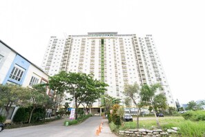 Garden - OYO 93734 The Metro Suites Apartment By Retro Rent (Bandung)