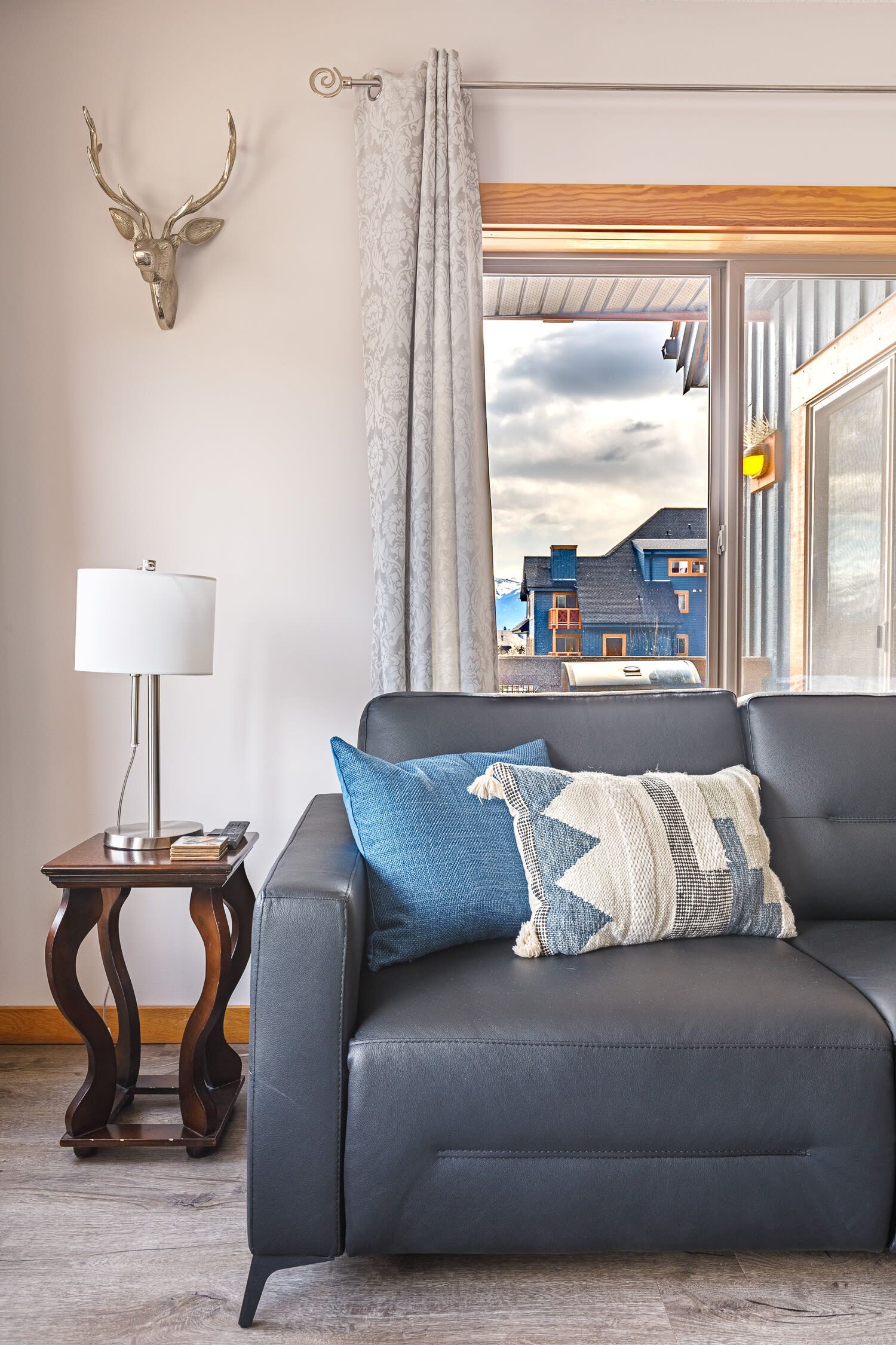 Fernseher, Kamin, Bücher