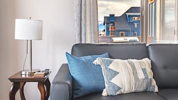 Fernseher, Kamin, Bücher