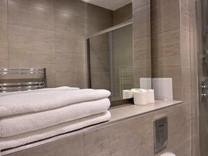 Handtücher, Seife, Toilettenpapier