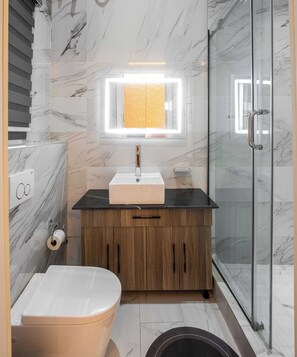 Appartement Penthouse exécutif | Salle de bain | Douche cascade, articles de toilette (gratuits), séchoir à cheveux