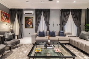 Executive Penthouse | Living area
