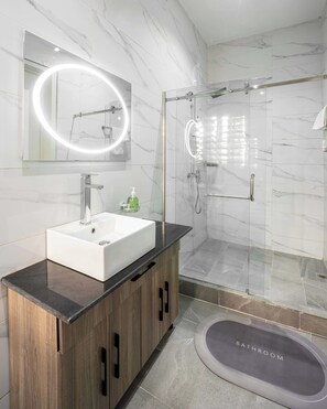 Shower, rainfall showerhead, free toiletries, hair dryer - George Residence Parkview (Lagos)