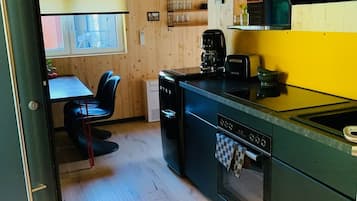 Herdplatte, Geschirrspüler, Hochstuhl, Kochgeschirr/Geschirr/Besteck