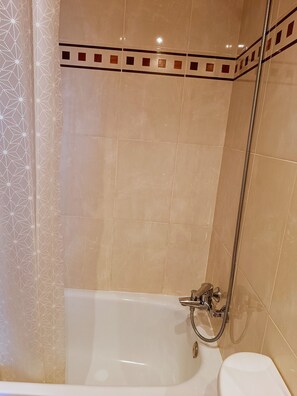 Dusj, hårføner, bidé og håndklær