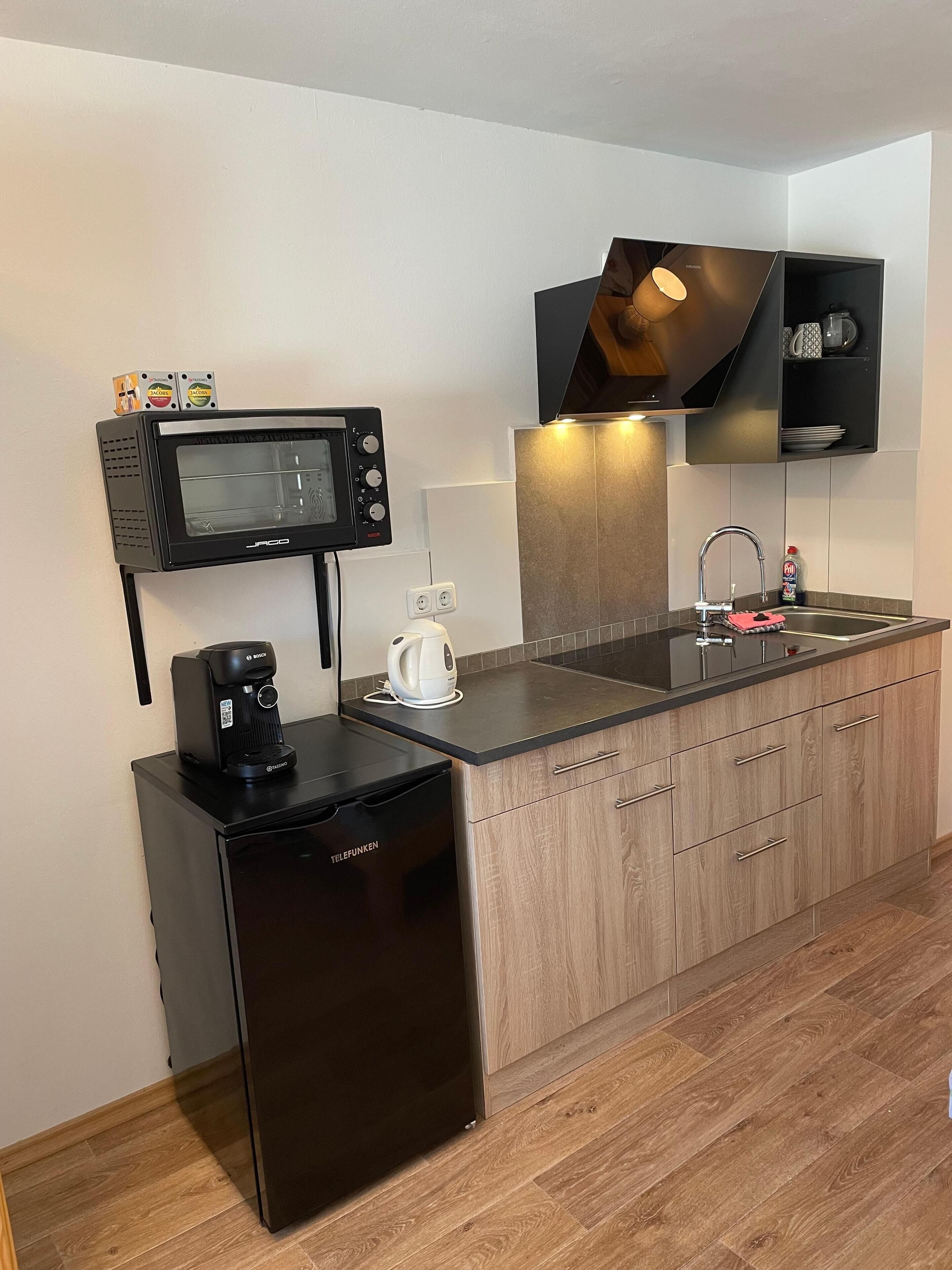 Réfrigérateur, four, plaque de cuisson, cafetière/bouilloire