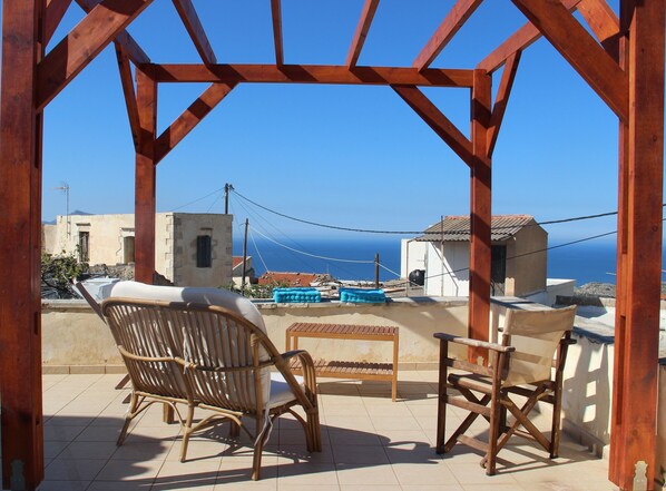 Terrace/patio - The charm of Arismari lies in its traditional stone structure. (Kokkino Chorio)