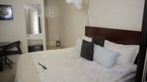 Deluxe-studio | Yksilöllisesti kalustettu, työpöytä