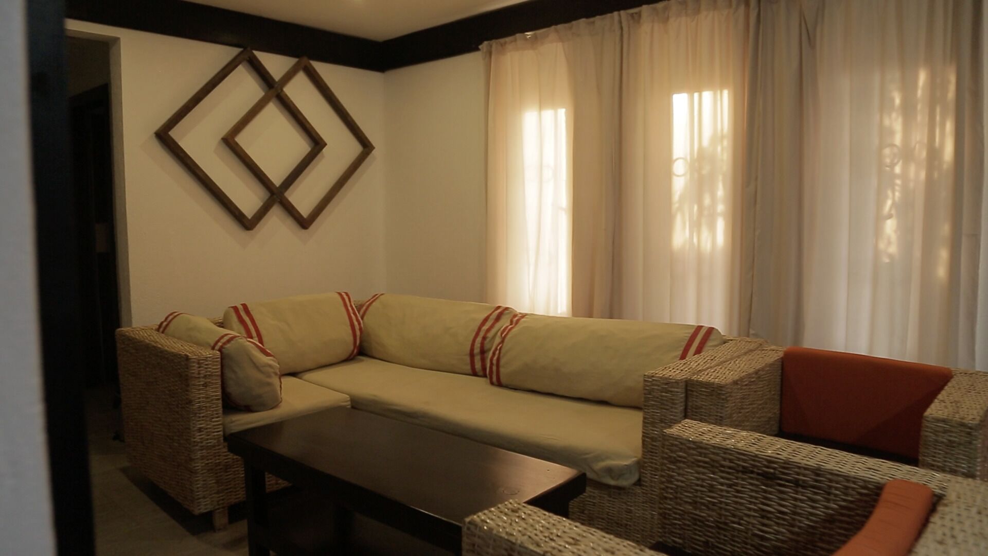 Værelse til 3 personer - bakkeudsigt | Individuel indretning, skrivebord, arbejdsområde til bærbare computere