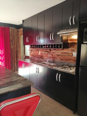 Kolmen hengen huone, näköala mäelle | Yksilöllisesti kalustettu, työpöytä