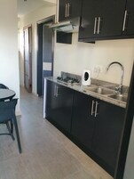 Muebles diferentes, escritorio y espacio para trabajar con laptop 