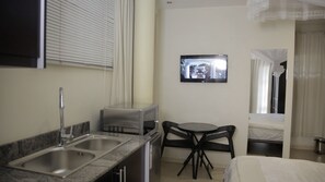 Estudio Deluxe | 1 dormitorio, mobiliario individual, escritorio