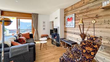 TV, fireplace