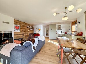 Una televisión, una chimenea