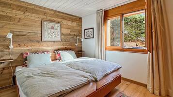2 bedrooms, iron/ironing board, WiFi (free), bed sheets