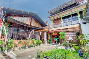 Exterior - Hotel O Homestay Joglo Dephis Syariah (Borobudur)