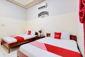 Desk, free WiFi, bed sheets - Hotel O Homestay Joglo Dephis Syariah (Borobudur)