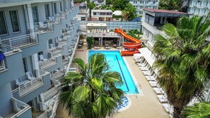 季节性开放的室外游泳池