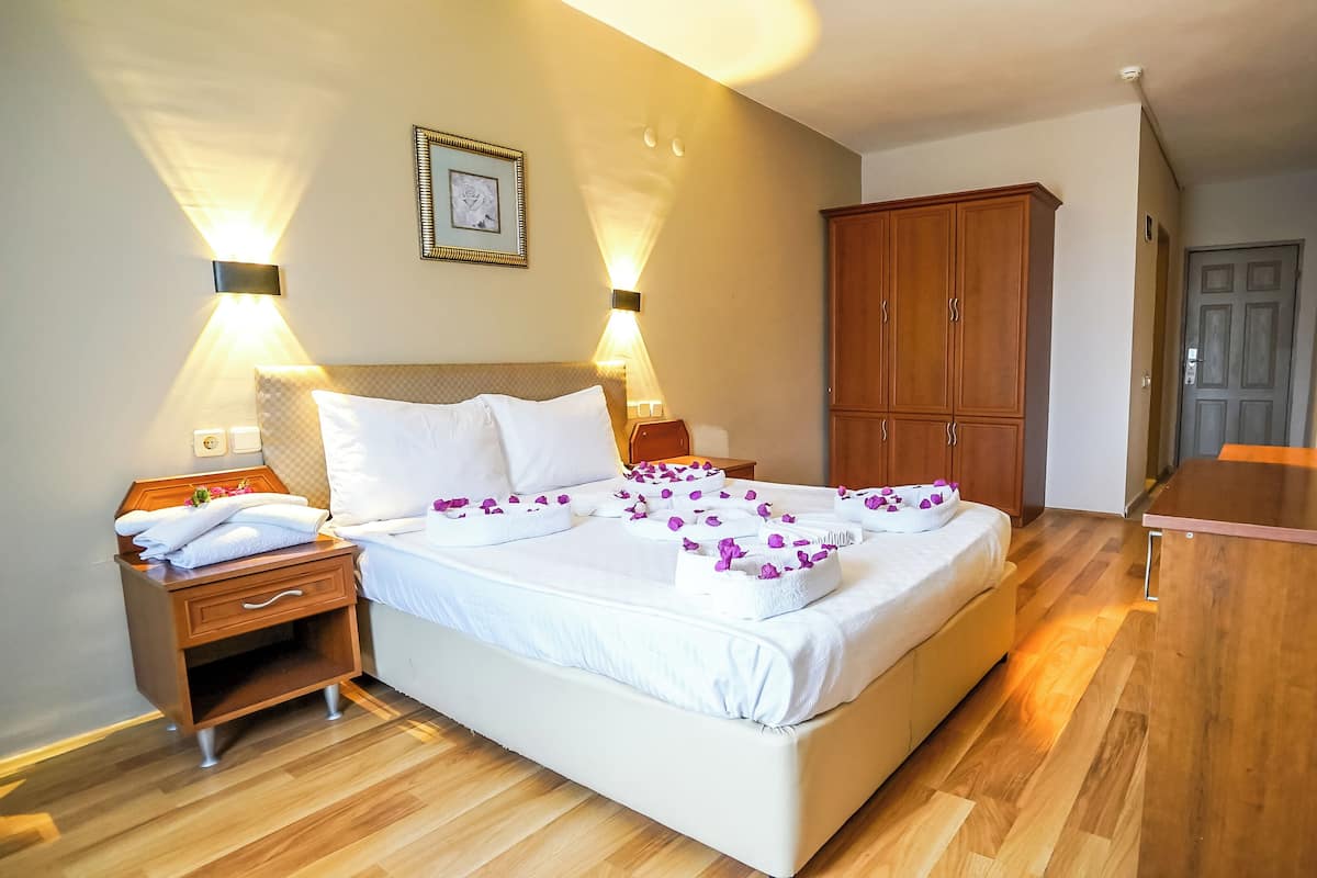 Zimmersafe, schallisolierte Zimmer, WLAN, Bettwäsche