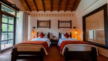 Caja de seguridad en la habitación y escritorio