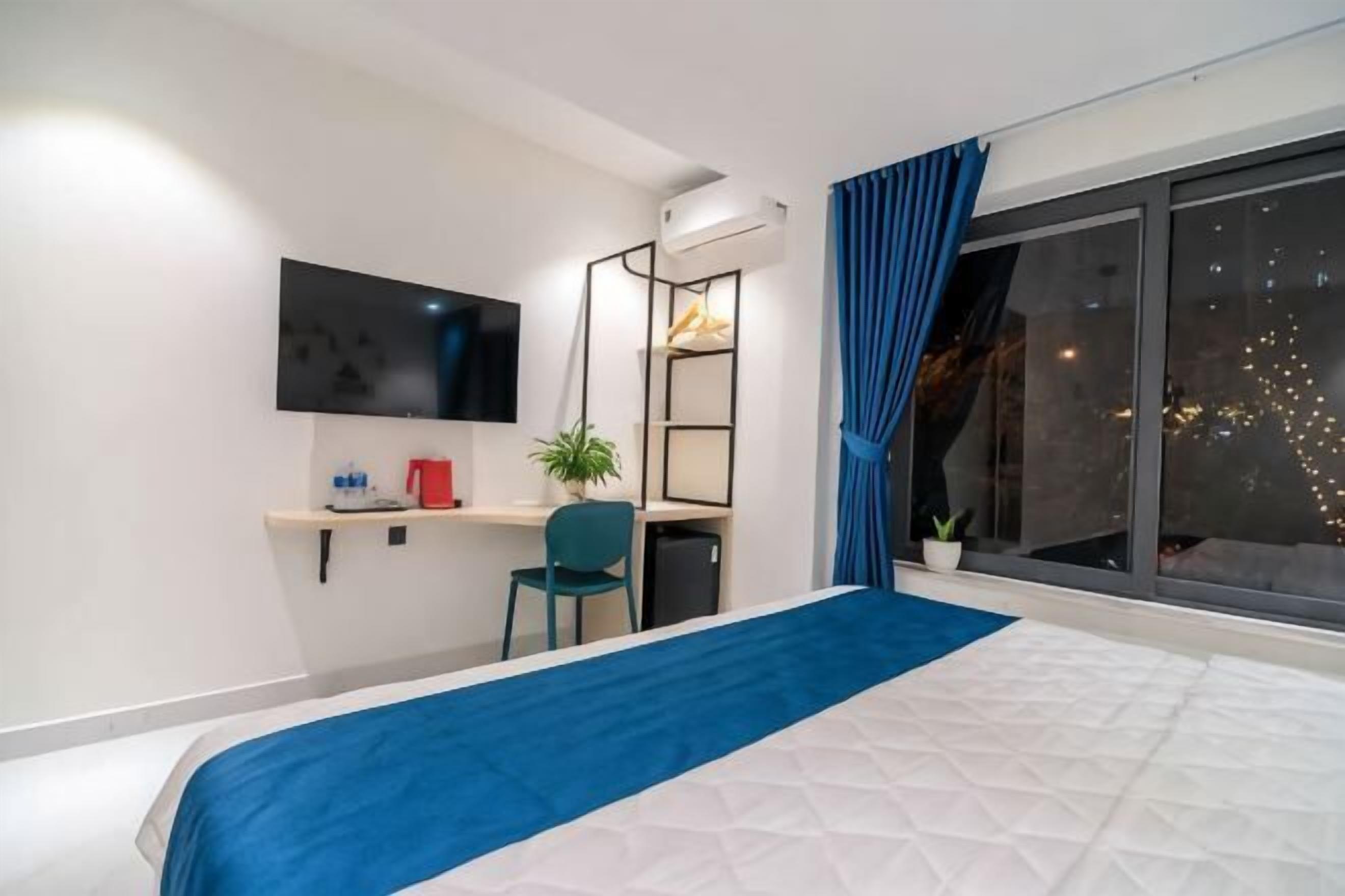 Desk, free WiFi, bed sheets