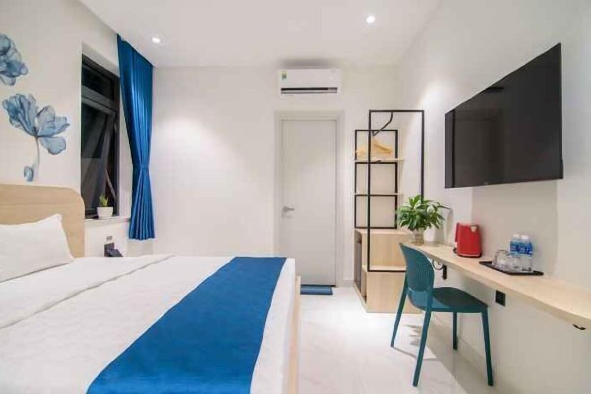 Desk, free WiFi, bed sheets