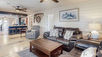 Een televisie en een stereo